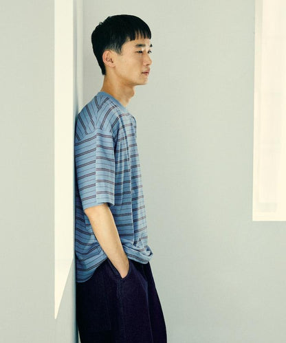 BASIC標誌刺繡T恤條紋/一點刺繡條紋T恤/短袖