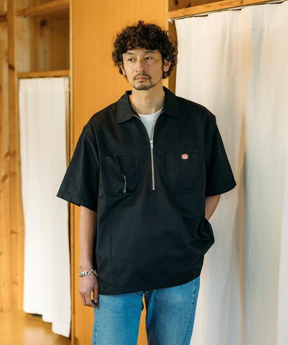 聯名 舒適版型 半拉鍊 一點標誌 短袖斜紋工裝襯衫 純色