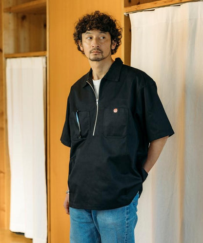 聯名 舒適版型 半拉鍊 一點標誌 短袖斜紋工裝襯衫 純色