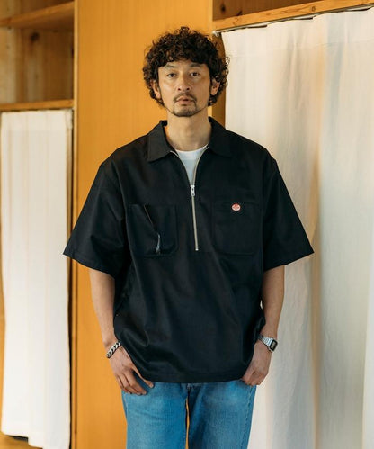 聯名 舒適版型 半拉鍊 一點標誌 短袖斜紋工裝襯衫 純色