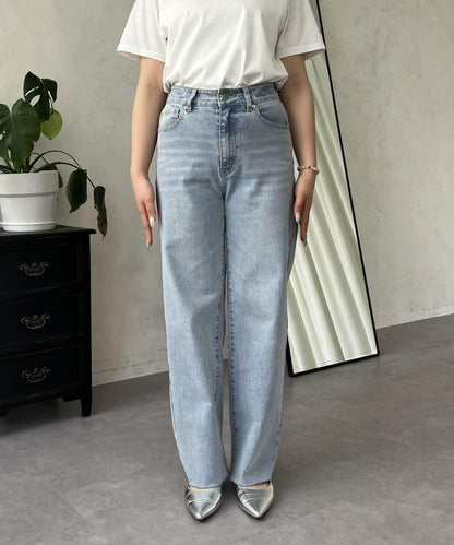 【MOMO】彈力修身直筒牛仔褲