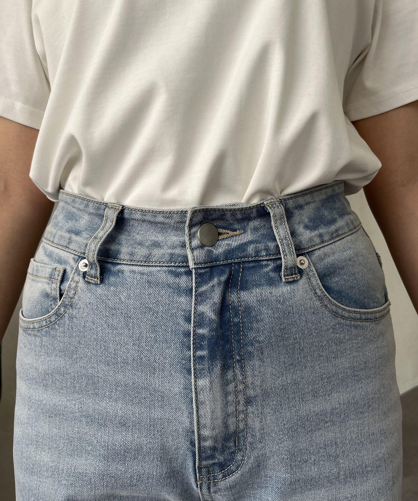 【MOMO】彈力修身直筒牛仔褲