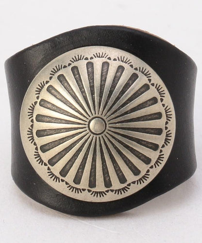 帶飾釘的皮革戒指