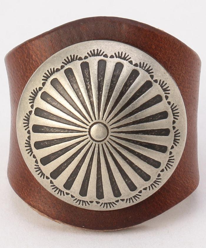 帶飾釘的皮革戒指