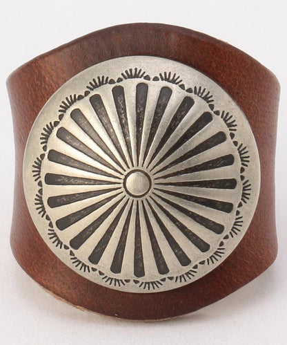 帶飾釘的皮革戒指