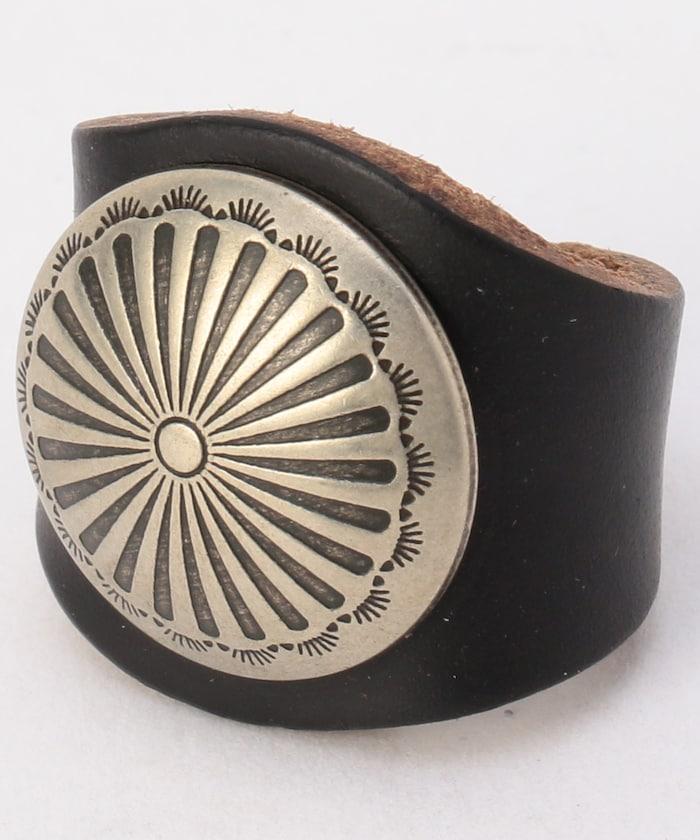 帶飾釘的皮革戒指