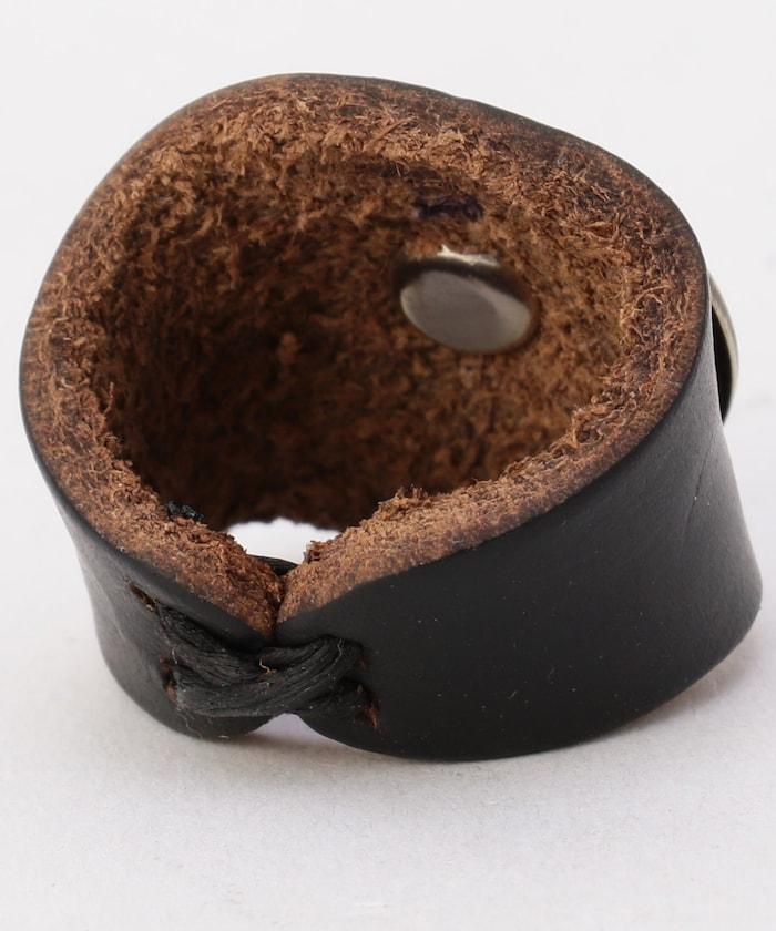 帶飾釘的皮革戒指