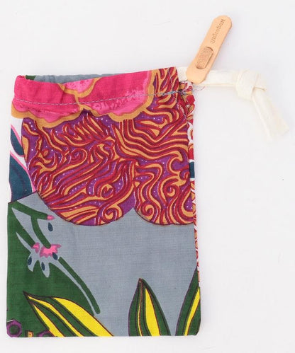 帶飾釘的皮革戒指