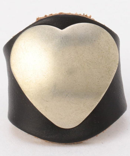 帶飾釘的皮革戒指