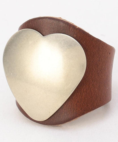 帶飾釘的皮革戒指