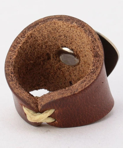 帶飾釘的皮革戒指