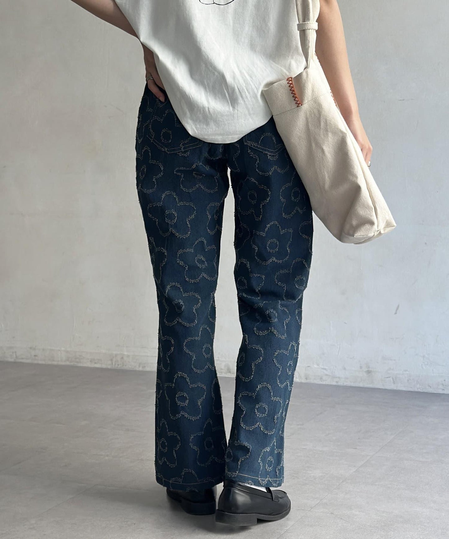 花朵喇叭牛仔褲