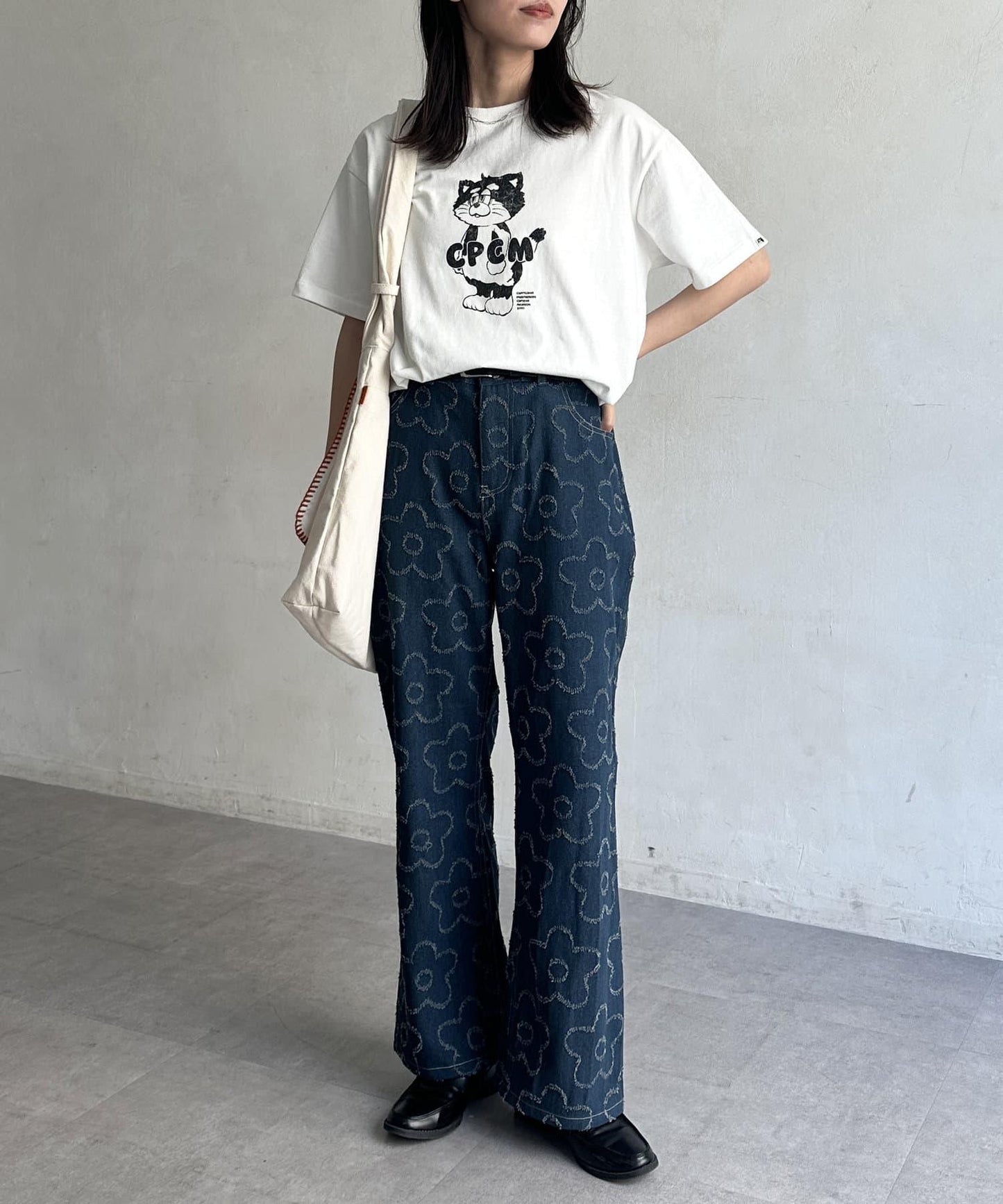 花朵喇叭牛仔褲