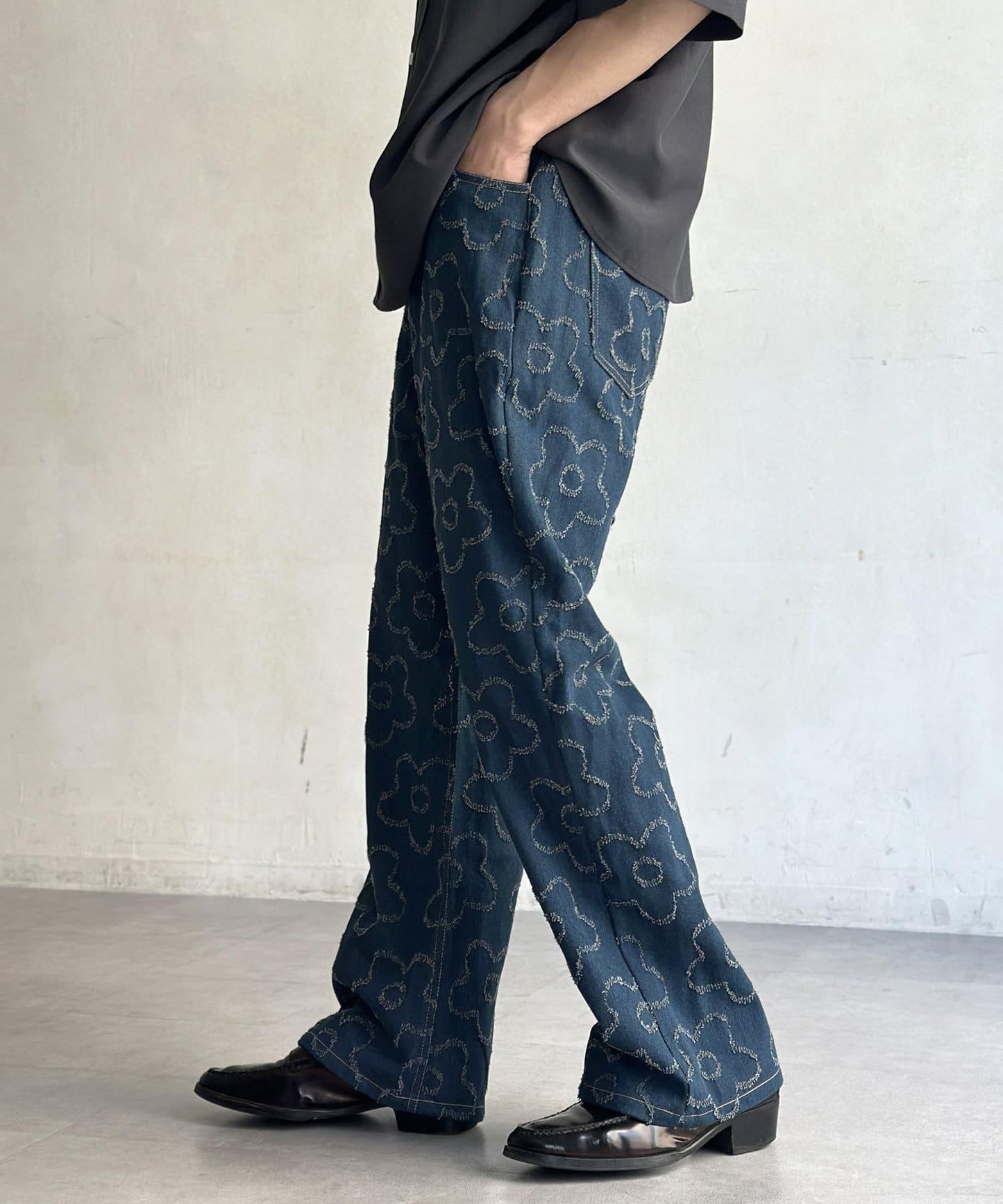 花朵喇叭牛仔褲