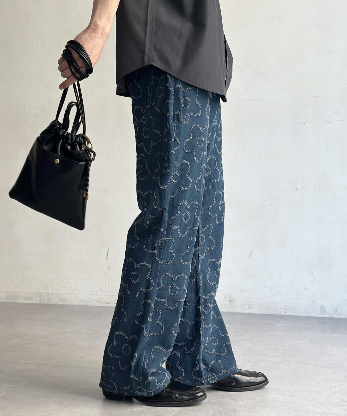 花朵喇叭牛仔褲