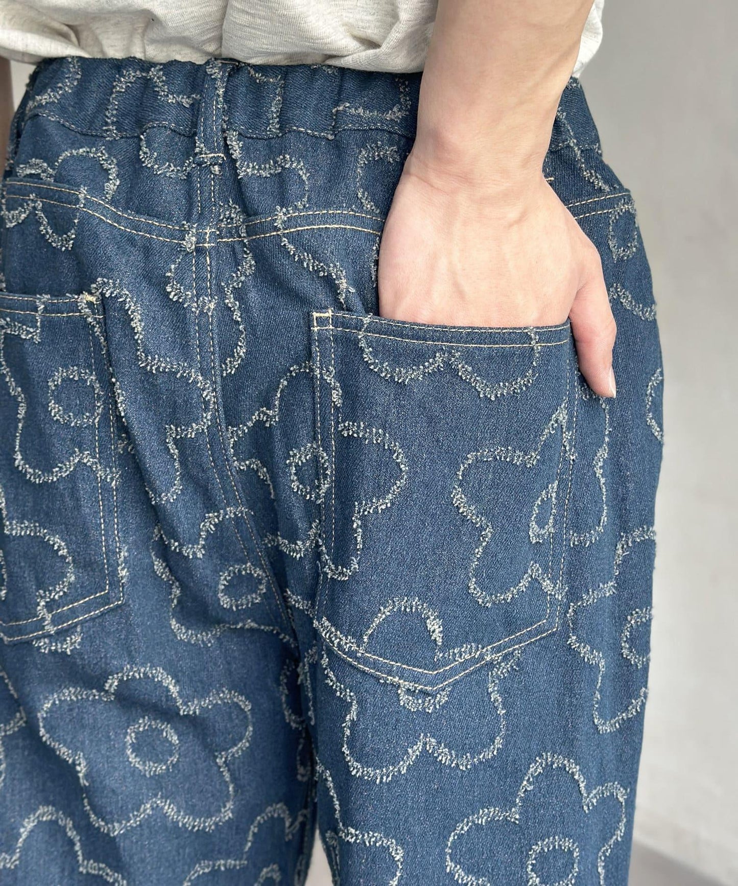 花朵喇叭牛仔褲