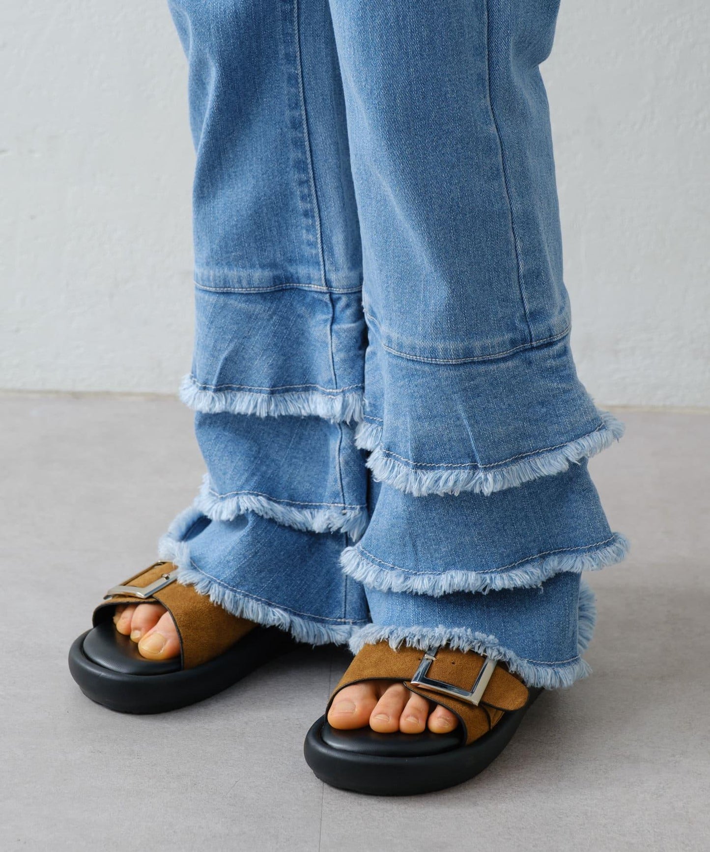 【HELLO.SANFRANCISCO】下襬荷葉邊喇叭牛仔褲