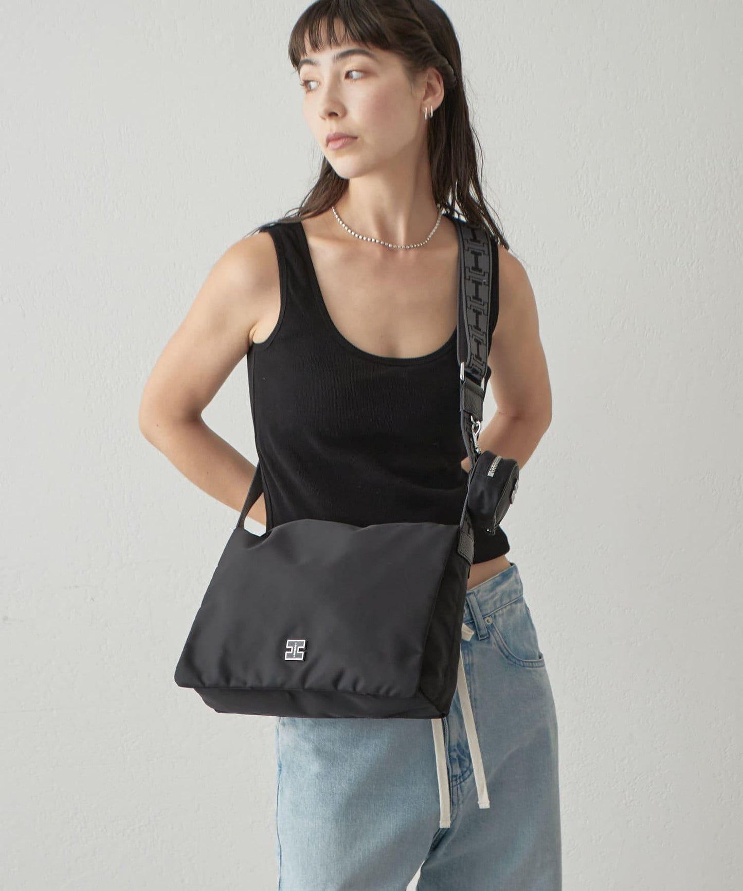 【即將上市】阿爾戈 中號尼龍/鹿皮肩揹包