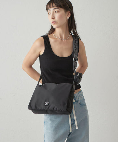 【即將上市】阿爾戈 中號尼龍/鹿皮肩揹包