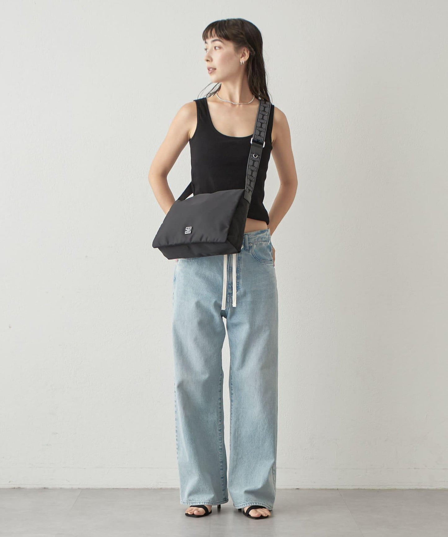 【即將上市】阿爾戈 中號尼龍/鹿皮肩揹包