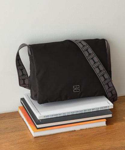 【即將上市】阿爾戈 中號尼龍/鹿皮肩揹包