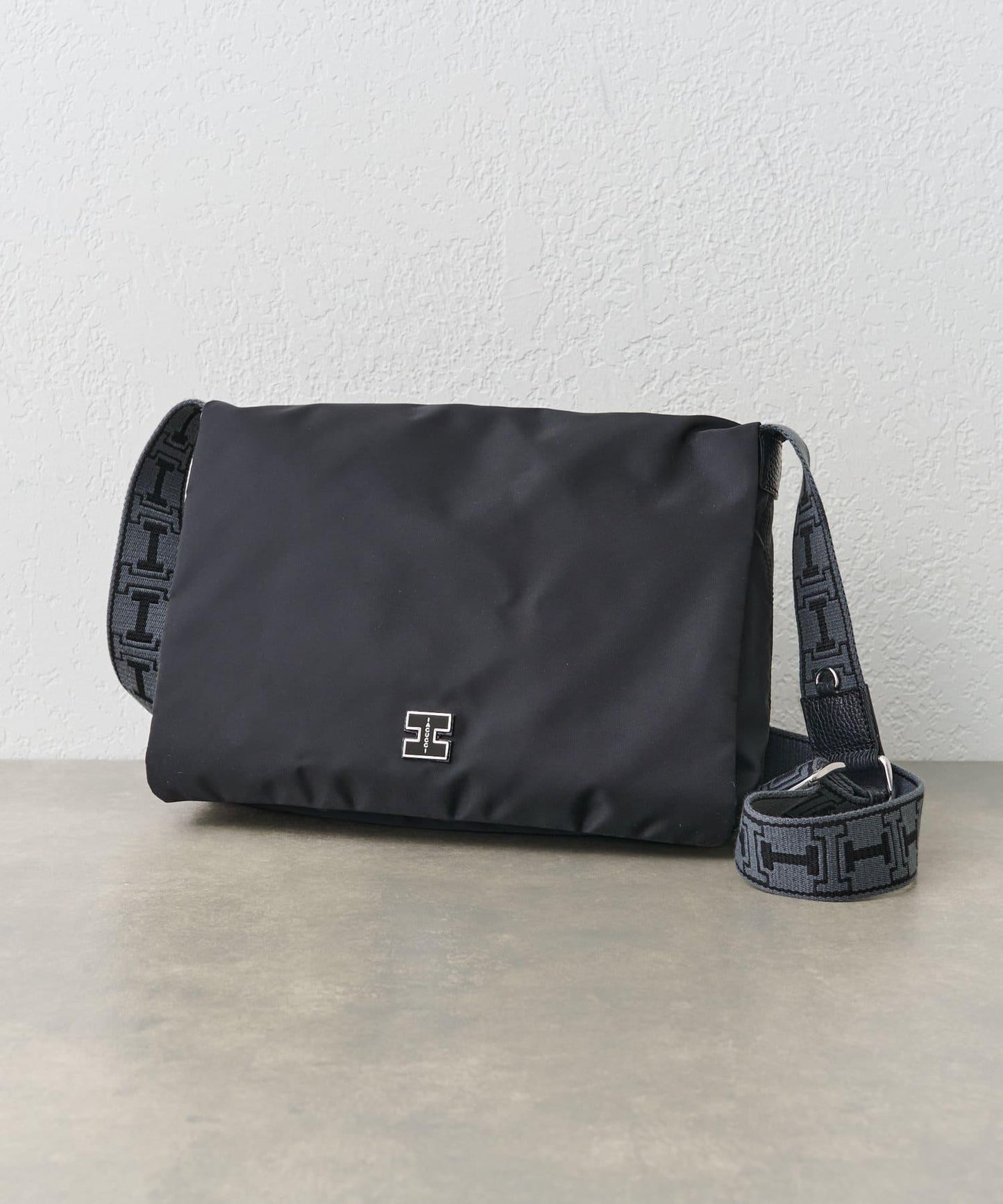 【即將上市】阿爾戈 中號尼龍/鹿皮肩揹包