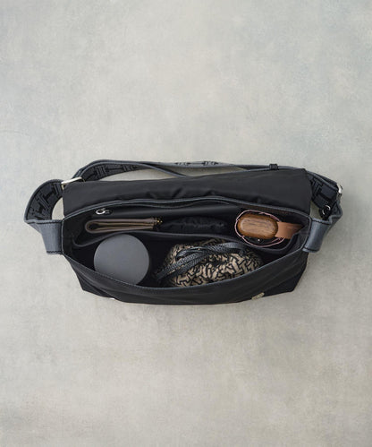 【即將上市】阿爾戈 中號尼龍/鹿皮肩揹包