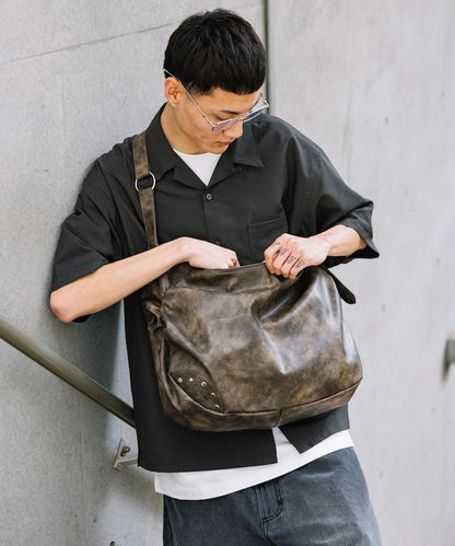 皮質圓形鉚釘肩揹包