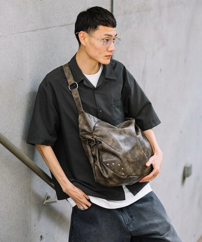 皮質圓形鉚釘肩揹包