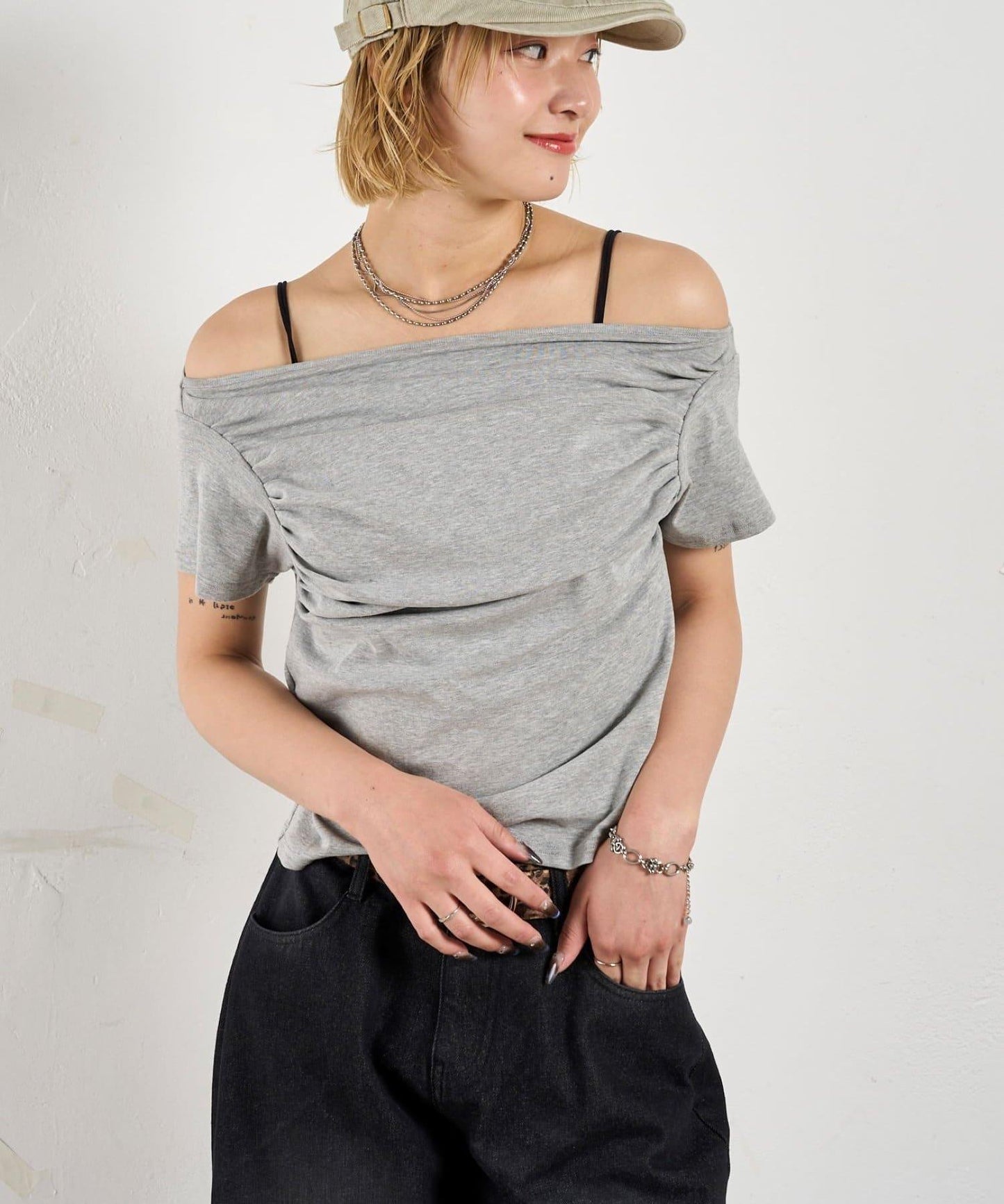 荷葉邊露肩短袖上衣