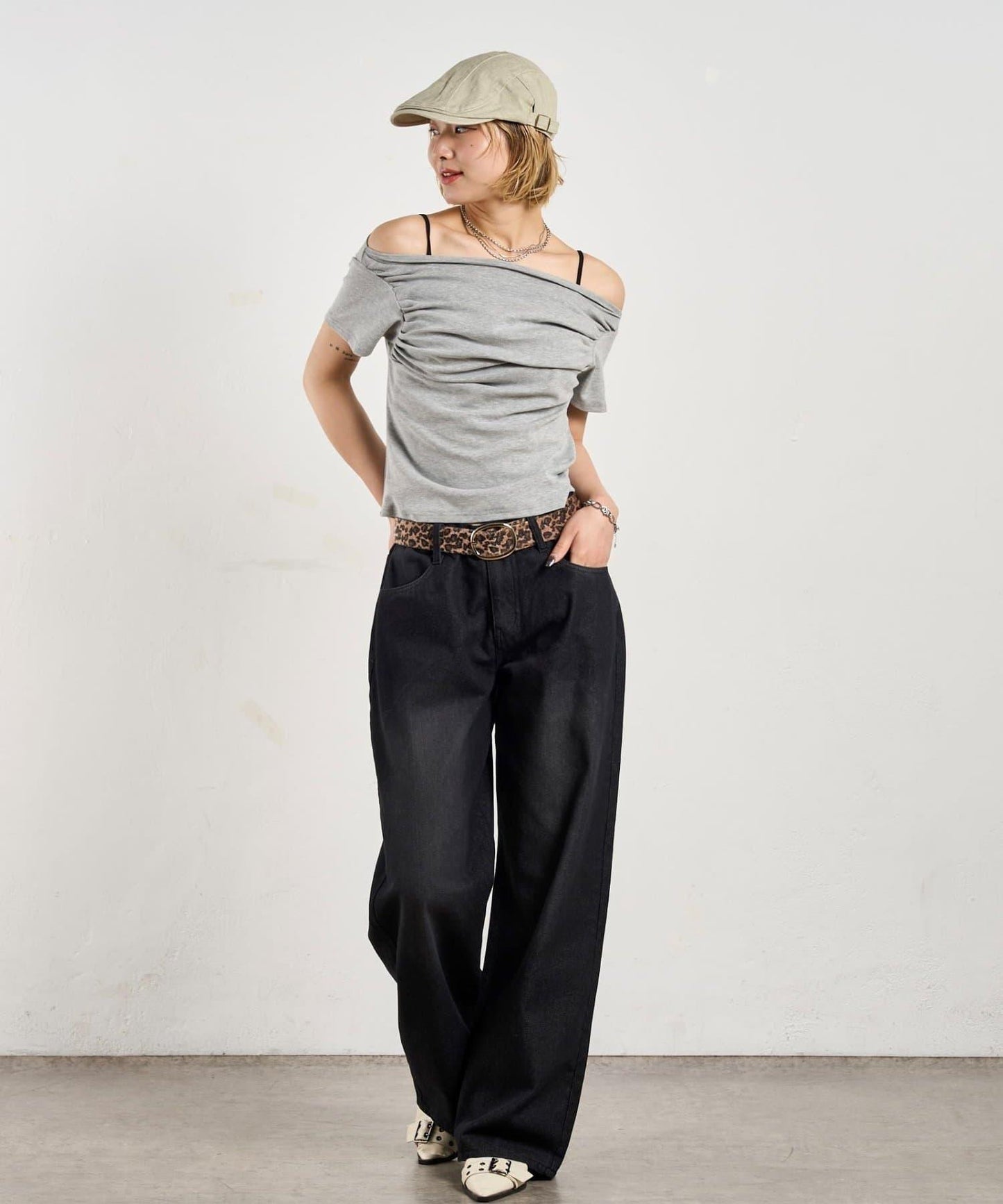 荷葉邊露肩短袖上衣