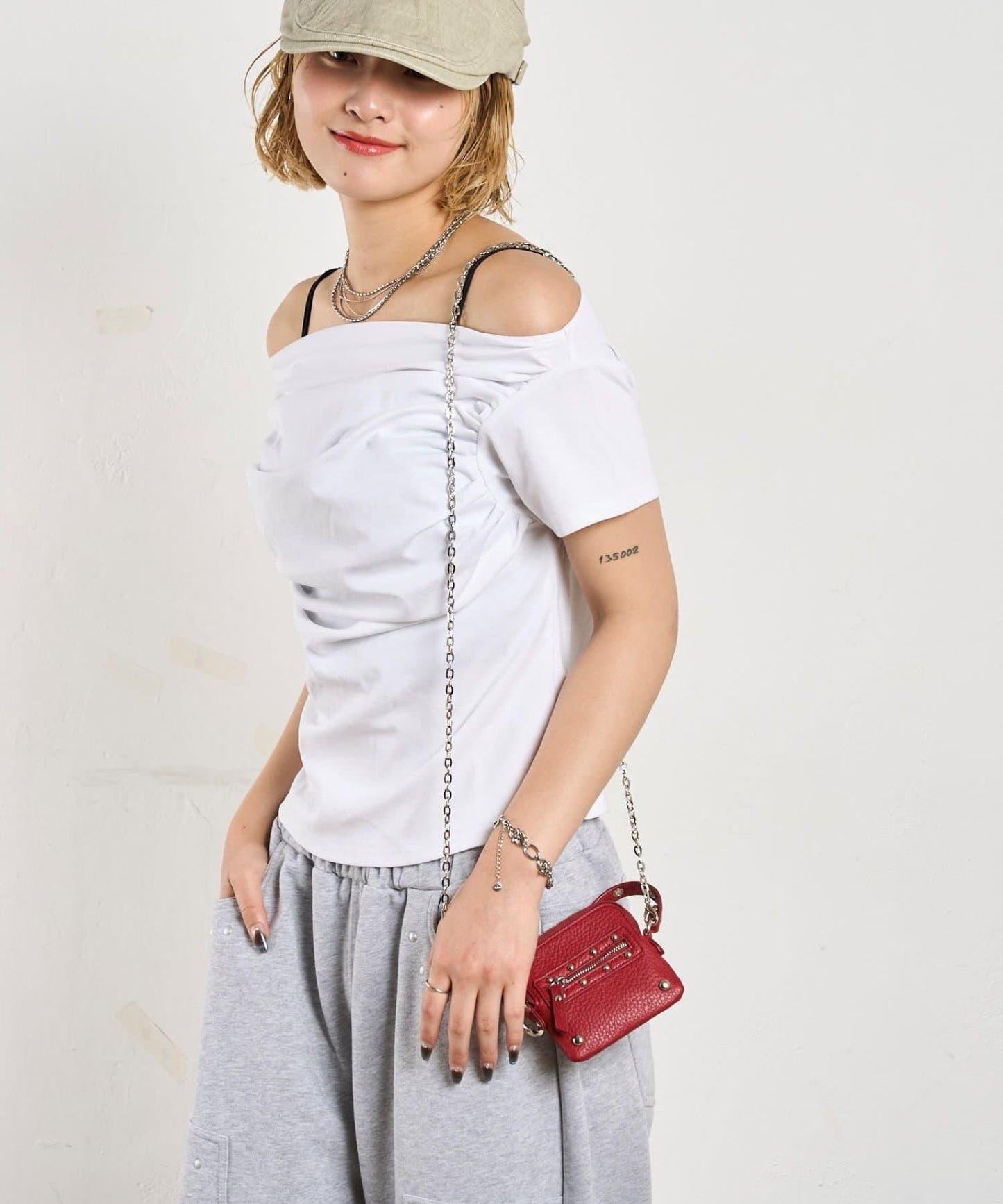 荷葉邊露肩短袖上衣