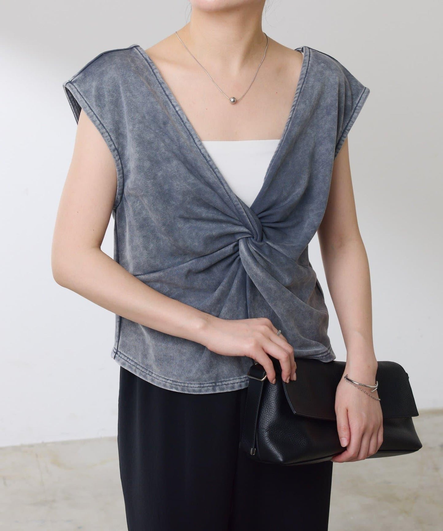 【前後兩種穿法】Q.anos 扭結款背心