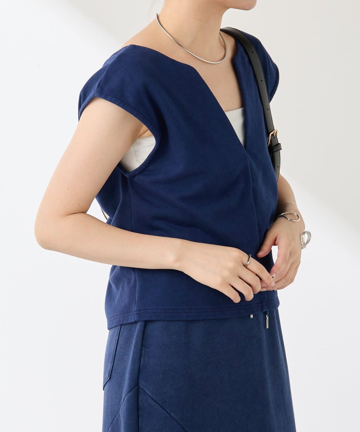 【前後兩種穿法】Q.anos 扭結款背心