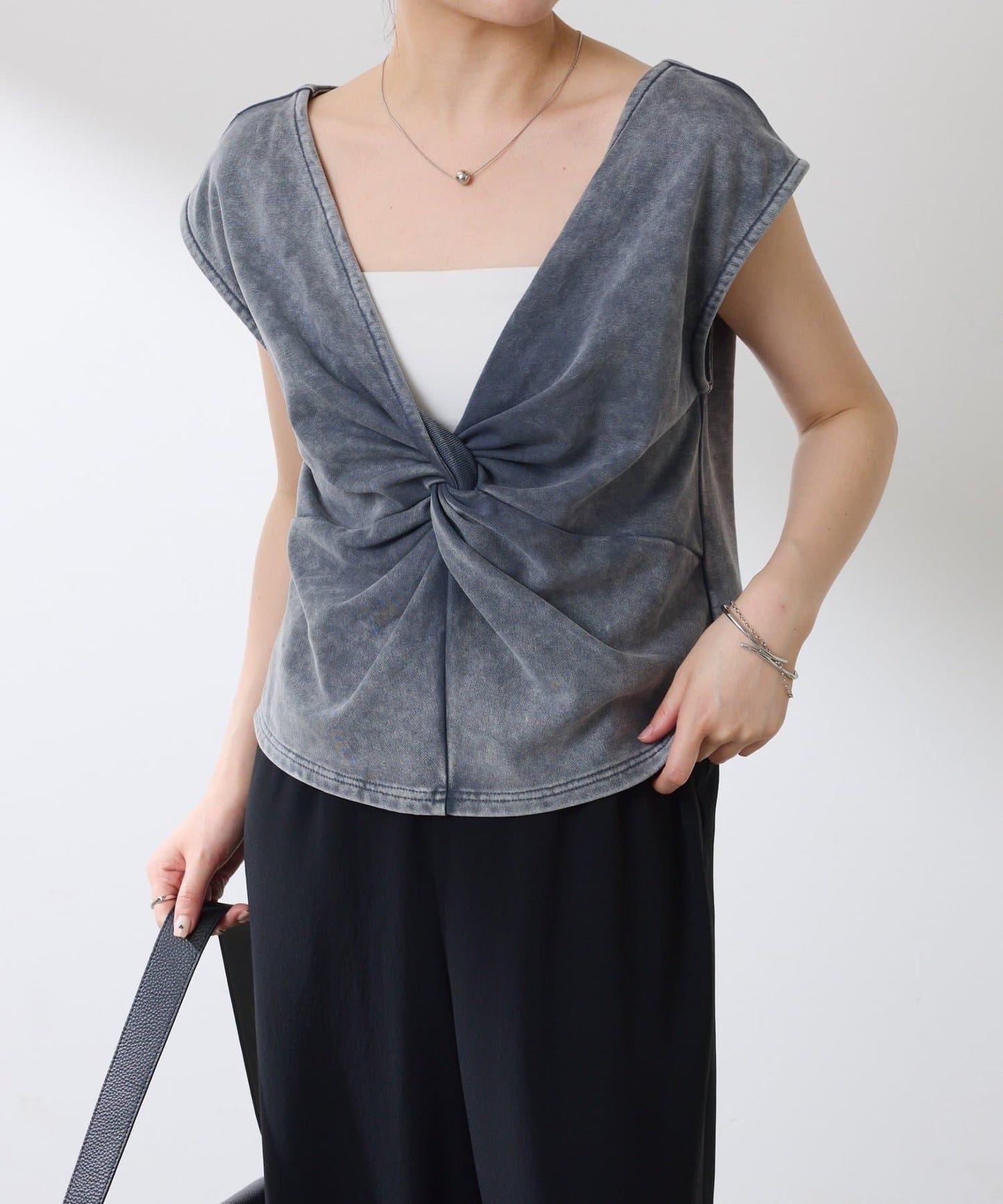 【前後兩種穿法】Q.anos 扭結款背心