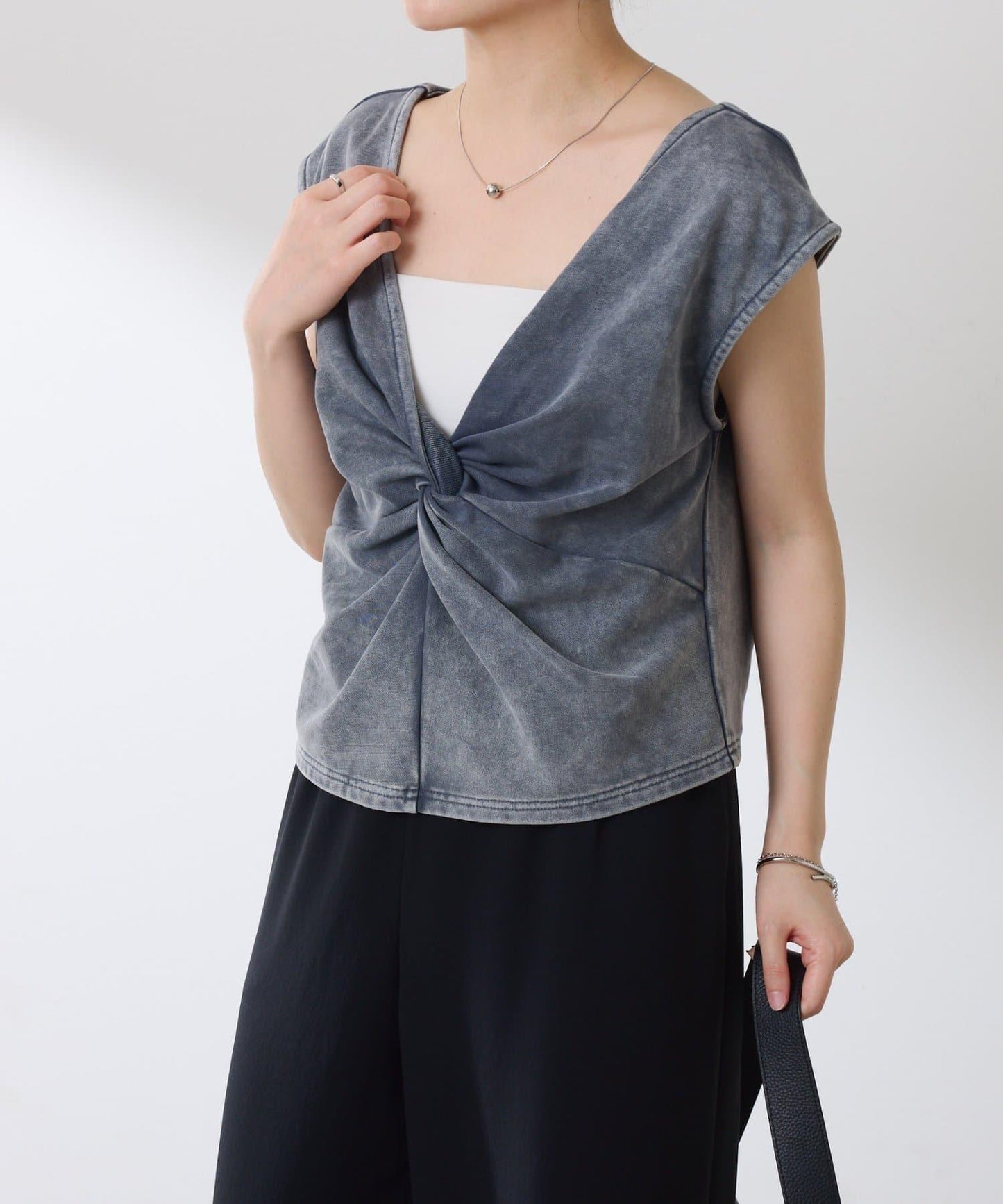 【前後兩種穿法】Q.anos 扭結款背心