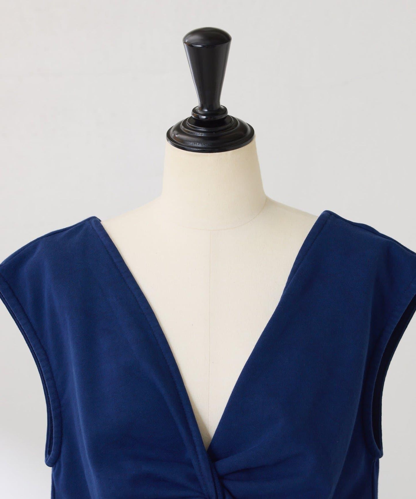 【前後兩種穿法】Q.anos 扭結款背心