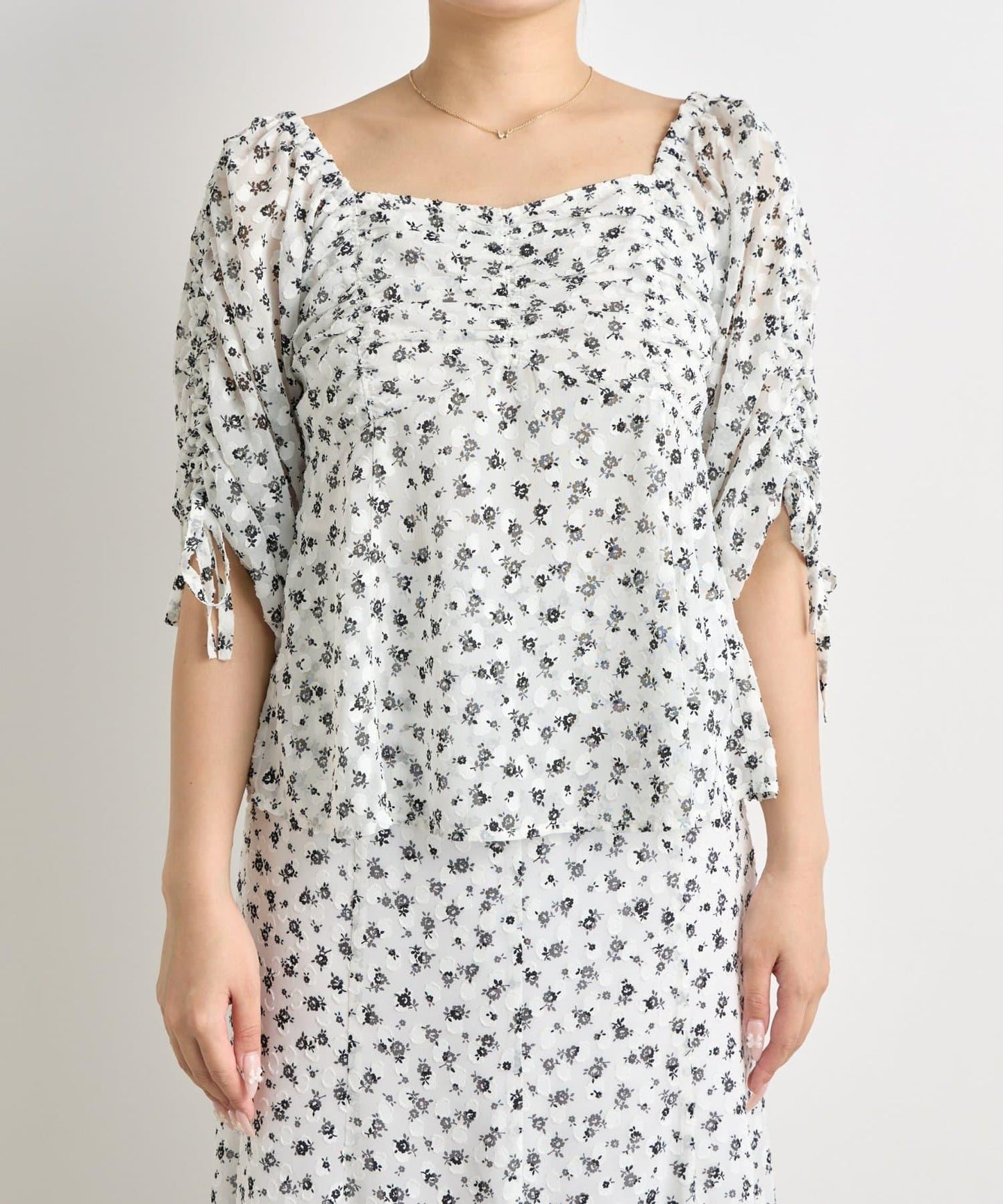 單色小花印花鬆緊袖襯衫