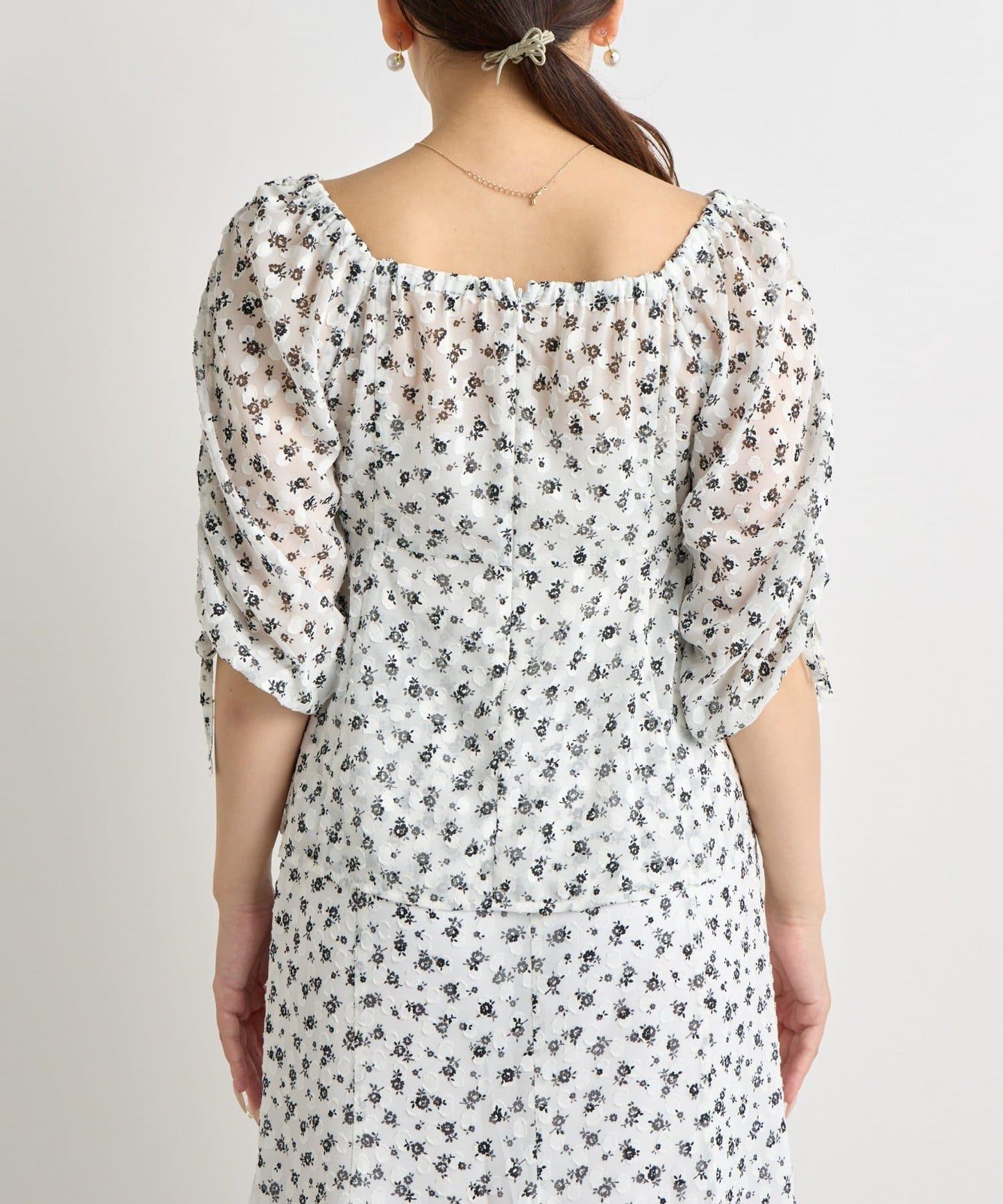 單色小花印花鬆緊袖襯衫