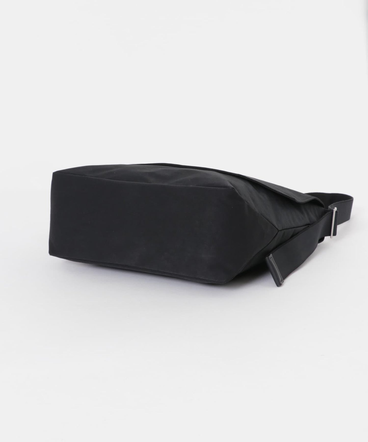 Hender Scheme 大號翻蓋單肩包