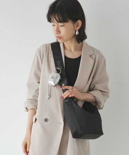 帶卡拉賓的小型皮革掛件袋