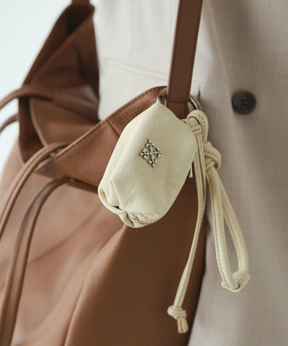 帶卡拉賓的小型皮革掛件袋