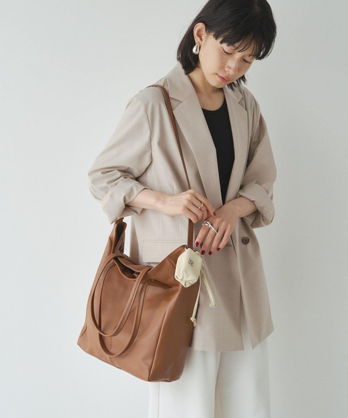 帶卡拉賓的小型皮革掛件袋