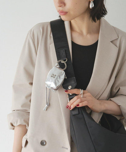 帶卡拉賓的小型皮革掛件袋