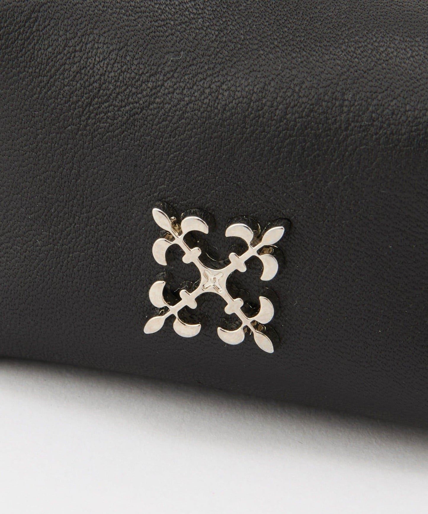 帶卡拉賓的小型皮革掛件袋