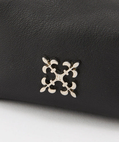 帶卡拉賓的小型皮革掛件袋