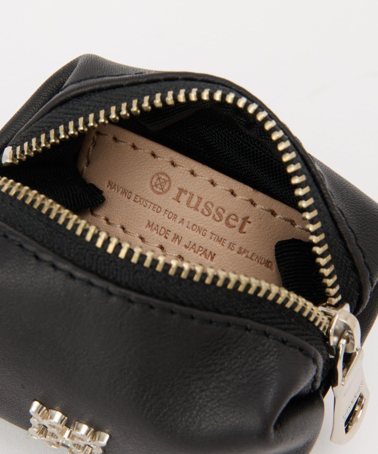 帶卡拉賓的小型皮革掛件袋