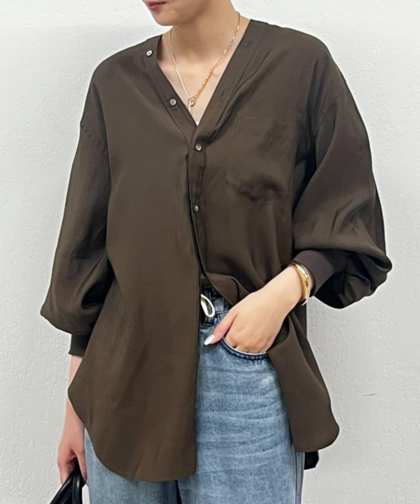袖口收口V領襯衫