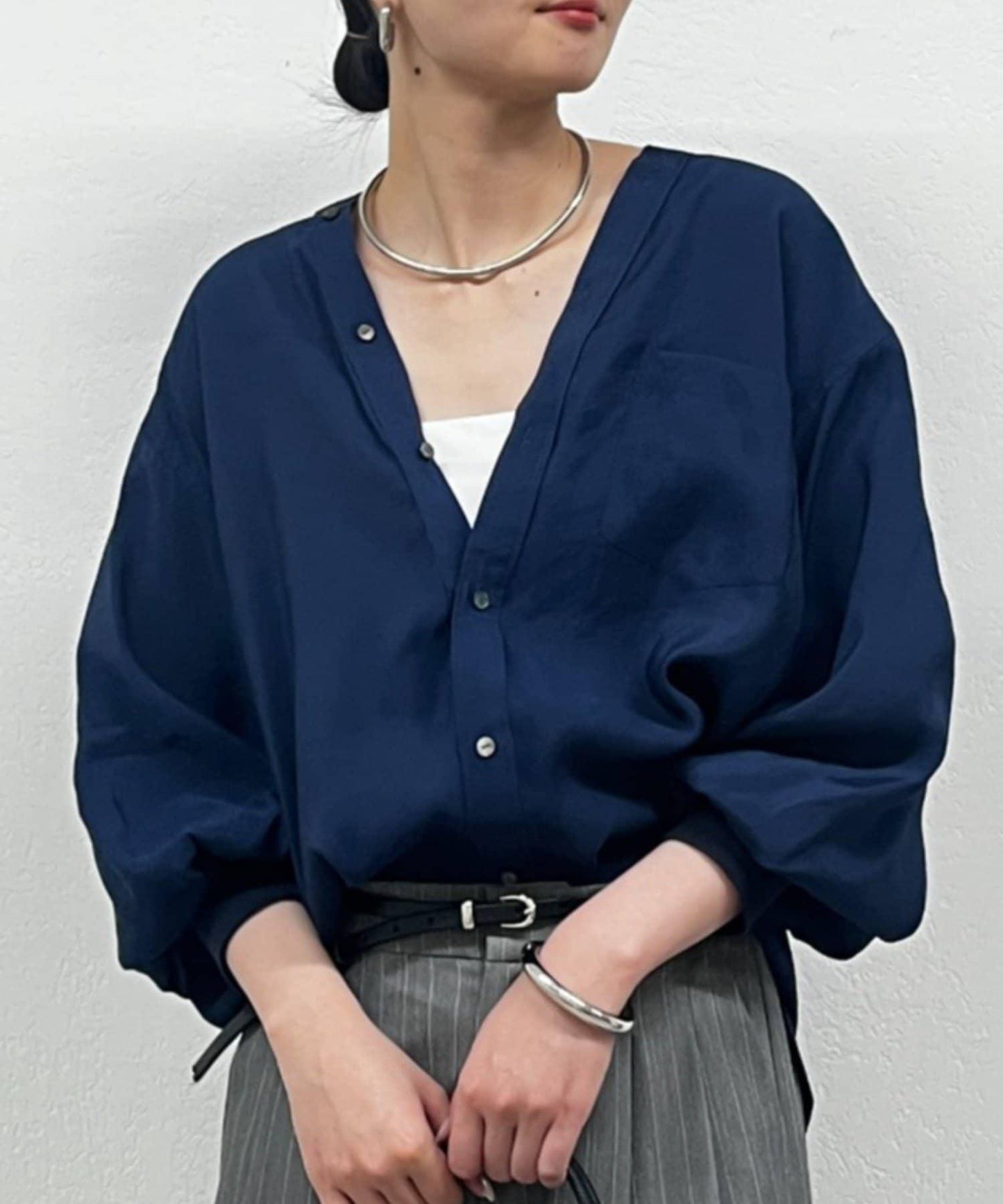 袖口收口V領襯衫