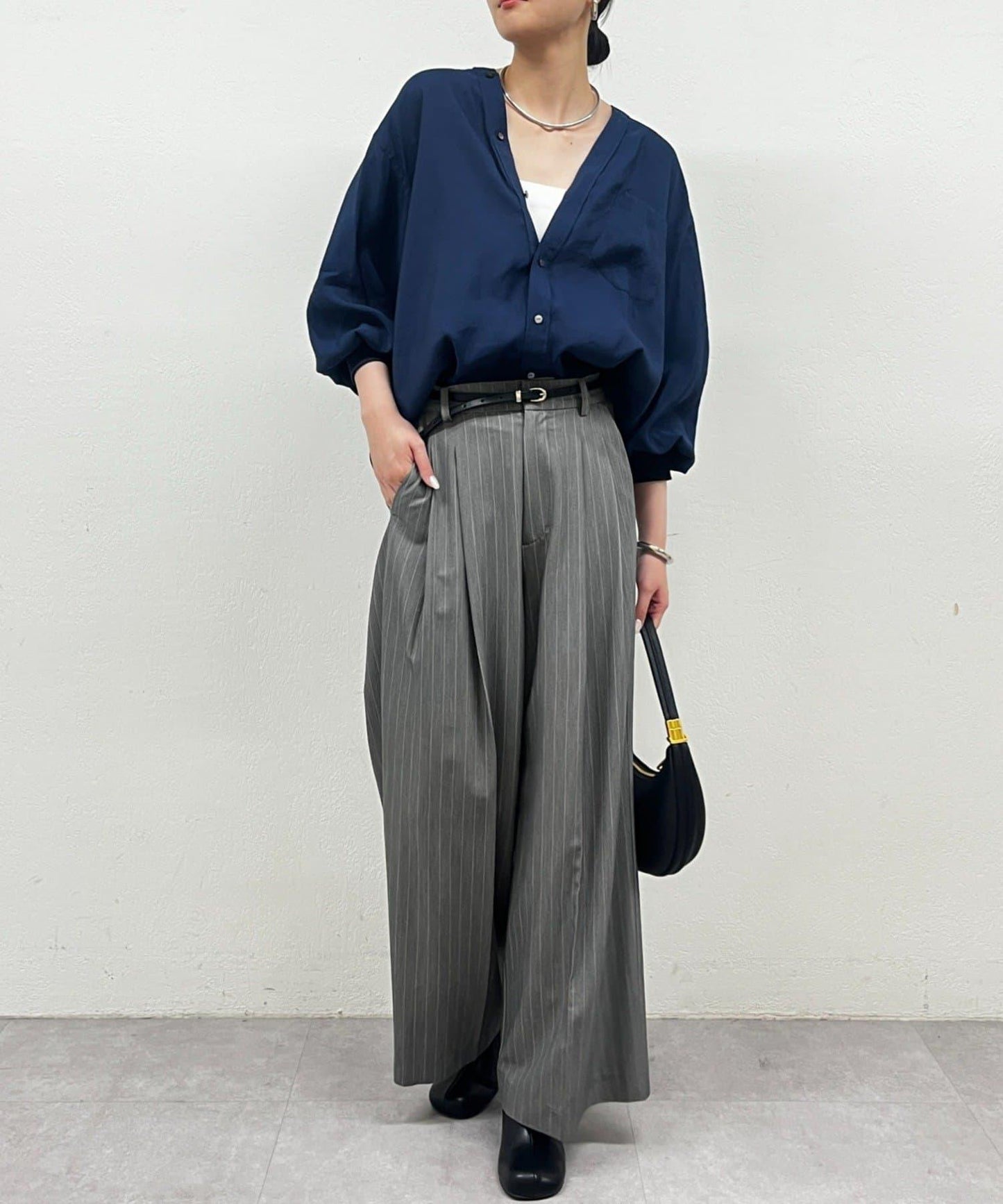 袖口收口V領襯衫